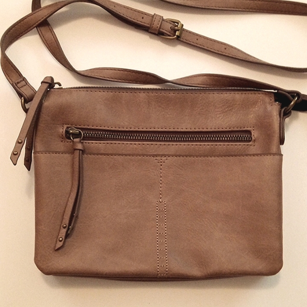 Crossbody faux leather purse.